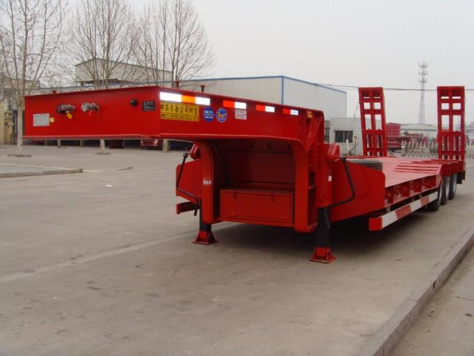 Color rojo de 3 Axle Low Bed Semi Trailer con los árboles de la Uno mismo-dirección y las rampas hidráulicas