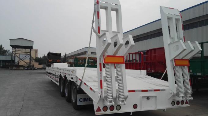 Color rojo de 3 Axle Low Bed Semi Trailer con los árboles de la Uno mismo-dirección y las rampas hidráulicas