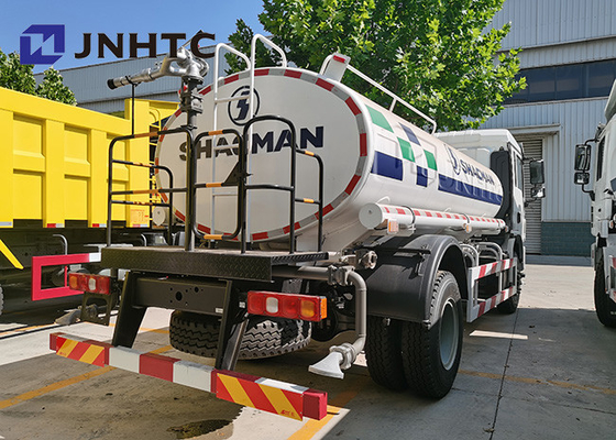 La regadera de Shacman L3000 acarrea 6x4 volumen de 8000 litros