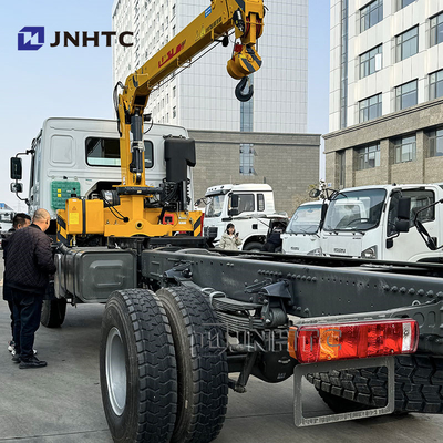 SINOTRUK HOWO camión de carga diésel 4x4 6 ruedas chasis con grúa precio bajo