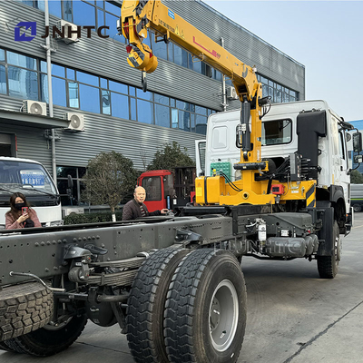SINOTRUK HOWO camión de carga diésel 4x4 6 ruedas chasis con grúa precio bajo