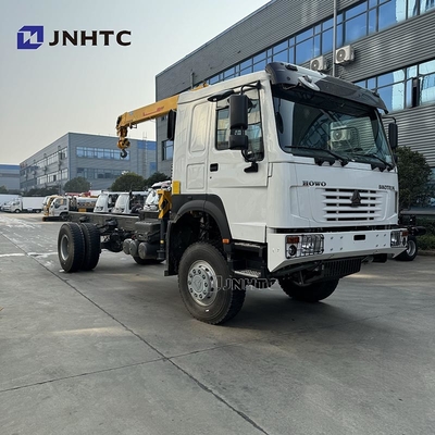 SINOTRUK HOWO camión de carga diésel 4x4 6 ruedas chasis con grúa precio bajo