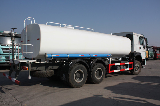 Camión de petrolero del agua de Sinotruk LHD 6x4 15 - capacidad 25cbm para ajardinar de la ciudad