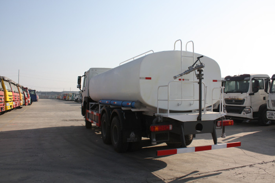 Camión de petrolero del agua de Sinotruk LHD 6x4 15 - capacidad 25cbm para ajardinar de la ciudad