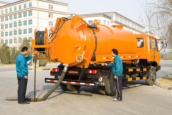 La succión de las aguas residuales de 266 HP acarrea 6 el ³ anaranjado del cuerpo 3-30m del tanque del camión de la eliminación de residuos de las ruedas