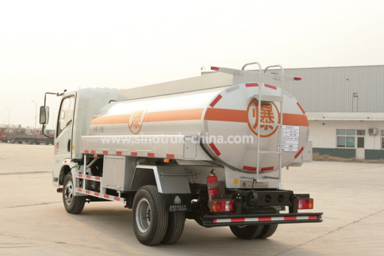 El camión del buque de petróleo de Howo 4×2/arriba el transporte de poca potencia del combustible de la seguridad acarrea 8280 KILOGRAMOS
