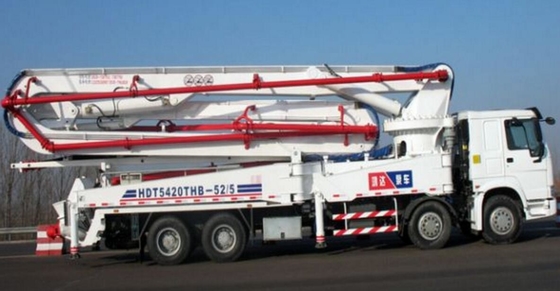 Camión de la bomba concreta de Sinotruk HOWO con el auge telescópico flexible y eficiente de los 21m