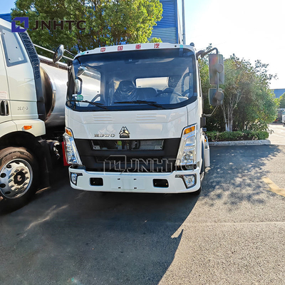 Sinotruk Howo 4x2 Camión de combustible ligero Camión cisterna 4200 litros Camión cisterna de combustible de aceite diesel