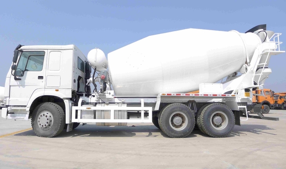 El camión volquete resistente de HOWO, camión 10 del mezclador de cemento rueda el depósito de gasolina 400L del euro 2