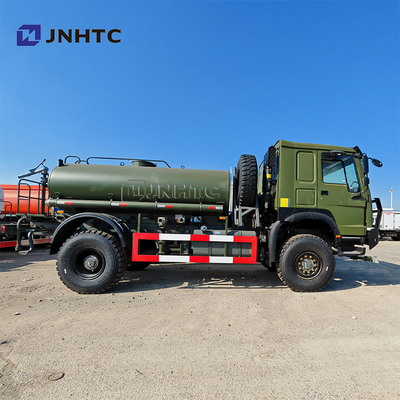 Howo Camiones cisterna de petróleo 4X4 con tracción en todas las ruedas Transporte de combustible Camiones cisterna de combustible