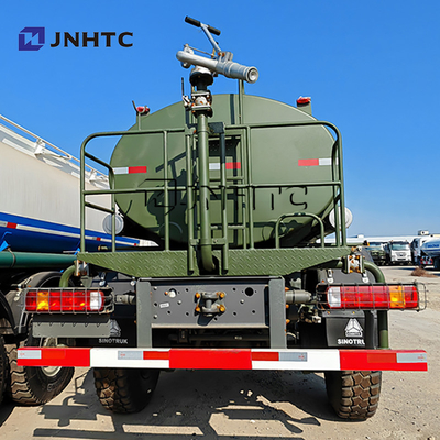 Howo Camiones cisterna de petróleo 4X4 con tracción en todas las ruedas Transporte de combustible Camiones cisterna de combustible
