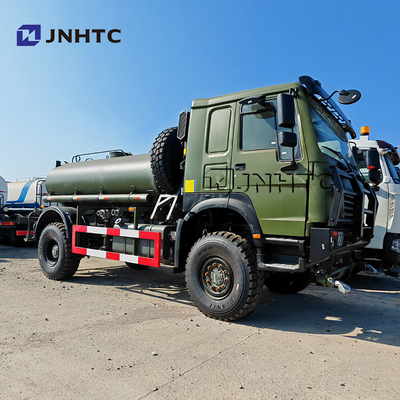 Howo Camiones cisterna de petróleo 4X4 con tracción en todas las ruedas Transporte de combustible Camiones cisterna de combustible