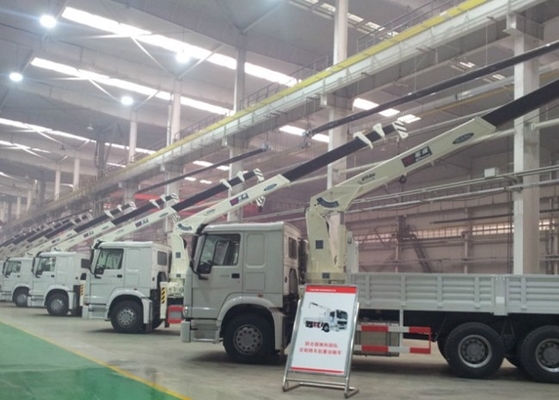 El camión de SINOTRUK HOWO montó la grúa/la grúa de horca montada camión para la construcción