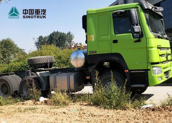 El camión LHD del tractor de la cabeza de dibujo de HOWO escoge color verde de las ruedas de la cabina 10 de la litera