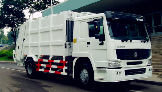 Volumen blanco del camión SINOTRUK HOWO 4x2 6000L del compresor de la basura del color 12m3