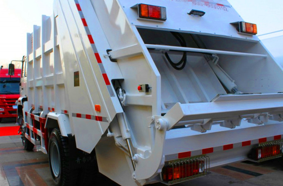 Volumen blanco del camión SINOTRUK HOWO 4x2 6000L del compresor de la basura del color 12m3