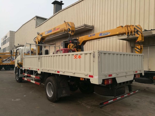 la grúa del soporte del camión 5T de Sinotruk Howo con la grúa 4x2 6 de Xcmg rueda con la caja del cargo 10T