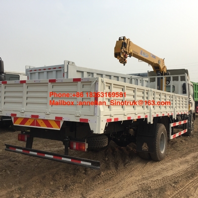 la grúa del soporte del camión 5T de Sinotruk Howo con la grúa 4x2 6 de Xcmg rueda con la caja del cargo 10T