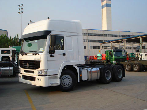 Alto camión del motor de Sinotruk Howo7 de la cabina HW79 para la capacidad de la remolque 40-50T