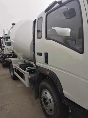 Precio de fábrica HOWO 3cbm 5M3 de trabajo ligero 4x2 de hormigón auto-carga de hormigón camión mezclador