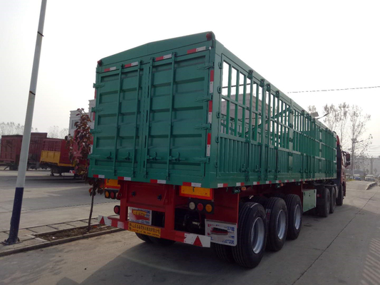 Camión del portador de Semi Trailer Livestock de la cerca con 3 árboles