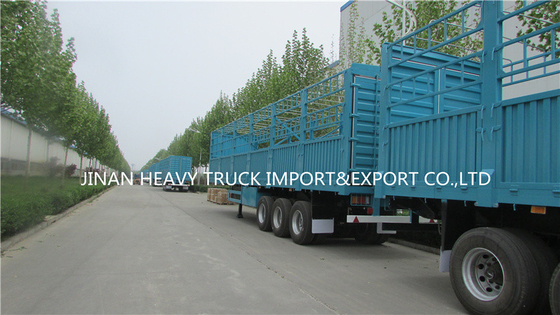 Camión del portador de Semi Trailer Livestock de la cerca con 3 árboles