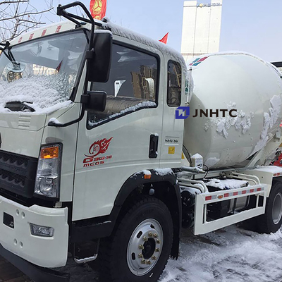 Uno mismo de poca potencia del camión del mezclador de cemento de HOWO que carga 4x2 3cbm 5M3