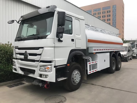 Camión de petrolero del combustible de aceite de Sinotruk LHD 400L 20cbm 371HP