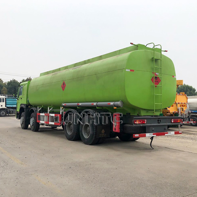 El anuncio publicitario de poca potencia de HOWO Euro2 Euro4 acarrea el camión de petrolero del combustible de aceite de 8x4 38000L