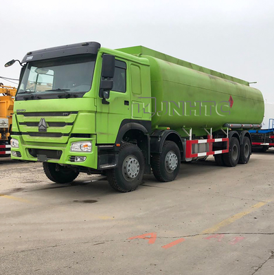 El anuncio publicitario de poca potencia de HOWO Euro2 Euro4 acarrea el camión de petrolero del combustible de aceite de 8x4 38000L