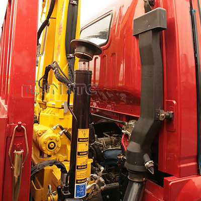 El camión de Sinotruk HOWO 4x2 montó el camión telescópico de Crane Hook Folding Arm Lifting