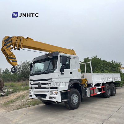 El camión telescópico de Sinotruk Howo 6x4 10 montó la grúa de Crane Straight Arm Cargo Truck