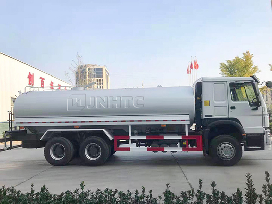 Camión del tanque de la regadera del petrolero de Bowser del agua de Sinotruk HOWO 6X4 371HP 20m3