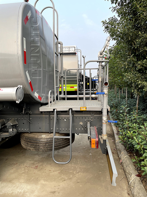 Buque de petróleo de Howo del camión de petrolero del combustible del policía motorizado 4*2 de Sinotruk Howo 6 10000L