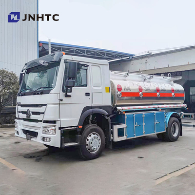 Camión de petrolero de Sinotruk Howo de la aleación de aluminio de 6 ruedas 10000 litros con el dispensador