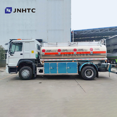 Camión de petrolero de Sinotruk Howo de la aleación de aluminio de 6 ruedas 10000 litros con el dispensador