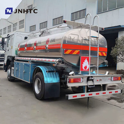 Camión de petrolero de Sinotruk Howo de la aleación de aluminio de 6 ruedas 10000 litros con el dispensador